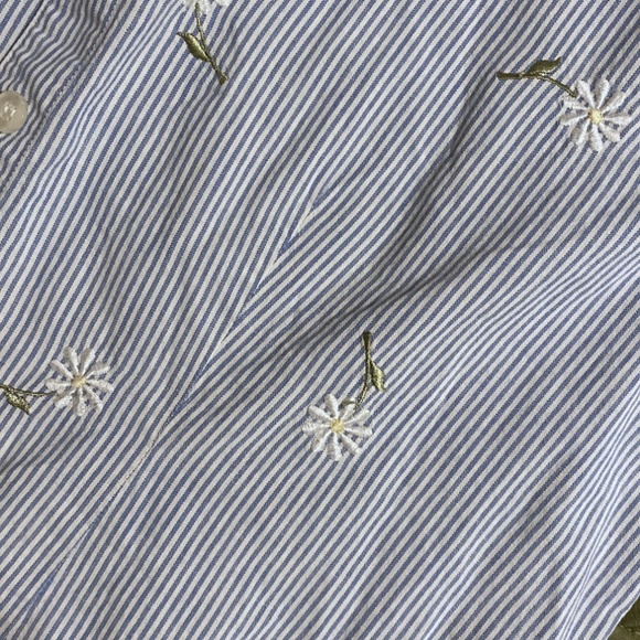 Westport LTD Vintage Embroidered Floral Detail Button Down Shirt - Picture 5 of 8